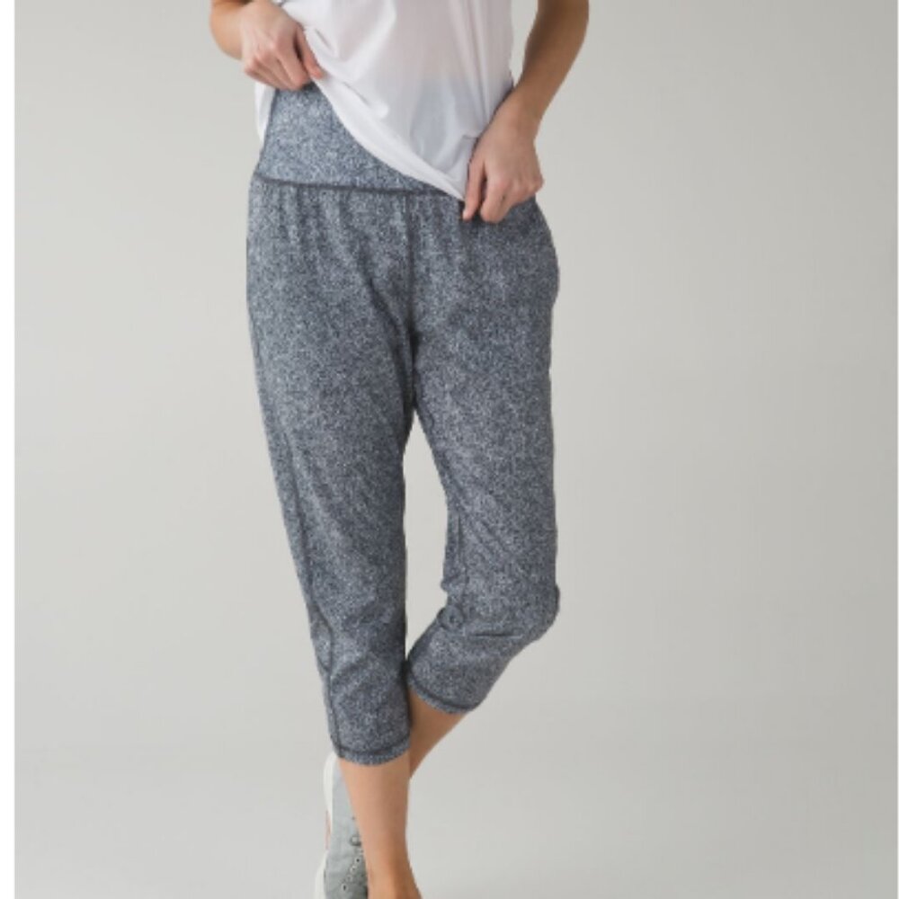 Lululemon Size Small (Lulu Size 6) Tranquil Crop Rio Mist White Black Pants
